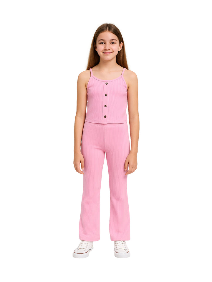 Niña vistiendo un conjunto rosa de dos piezas con top de botones y pantalones anchos.