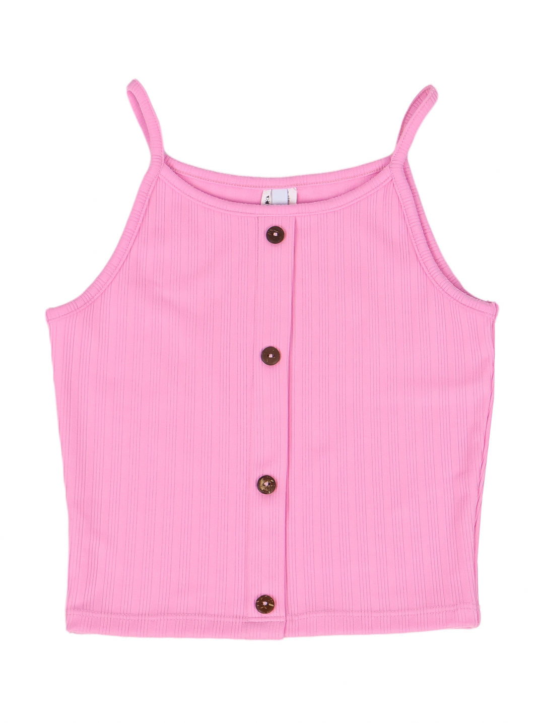 Niña vistiendo un conjunto rosa de dos piezas con top de botones y pantalones anchos.