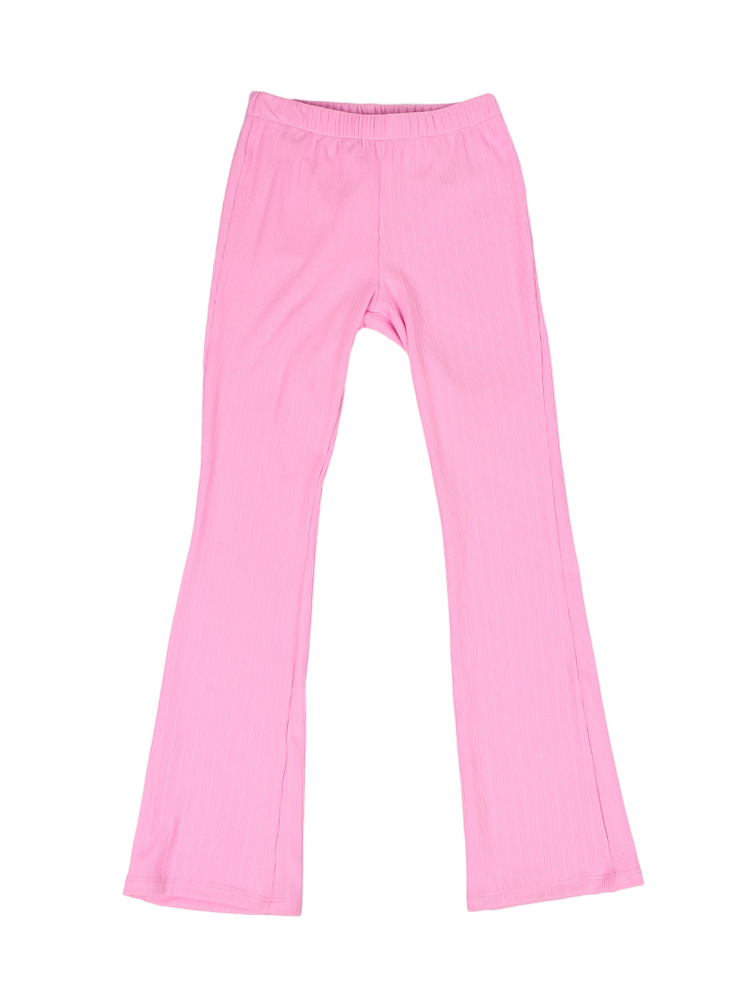 Niña vistiendo un conjunto rosa de dos piezas con top de botones y pantalones anchos.