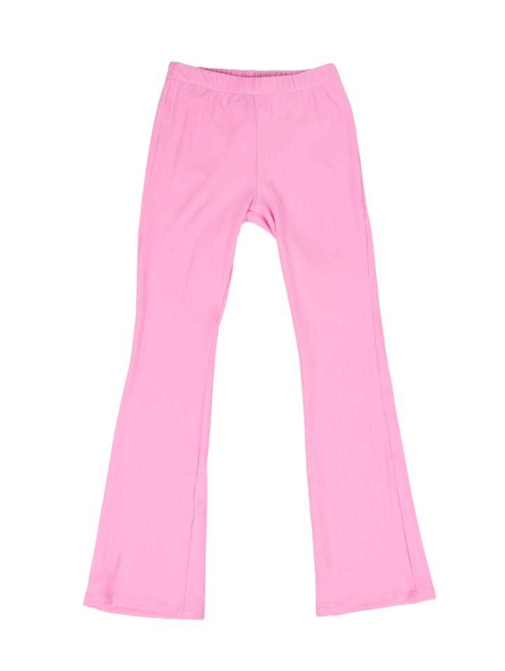 Niña vistiendo un conjunto rosa de dos piezas con top de botones y pantalones anchos.