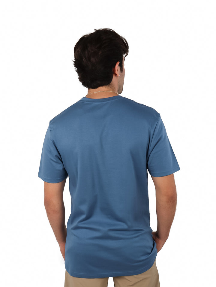 Hombre vistiendo una playera de manga corta color azul oscuro y cuello redondo.