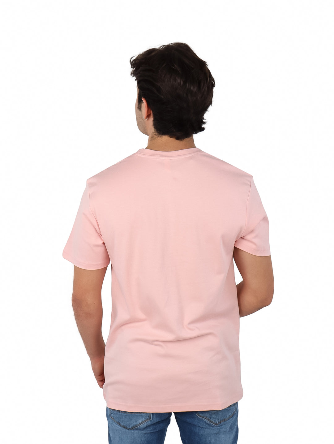 Hombre vistiendo una playera básica de color rosa claro con cuello redondo y manga corta.