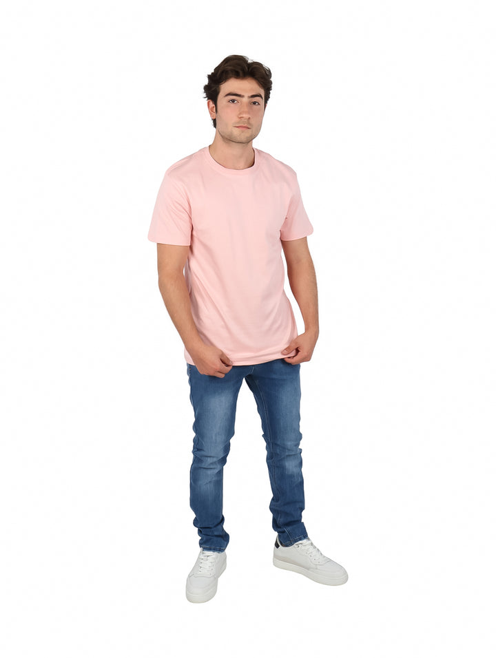 Hombre vistiendo una playera básica de color rosa claro con cuello redondo y manga corta.