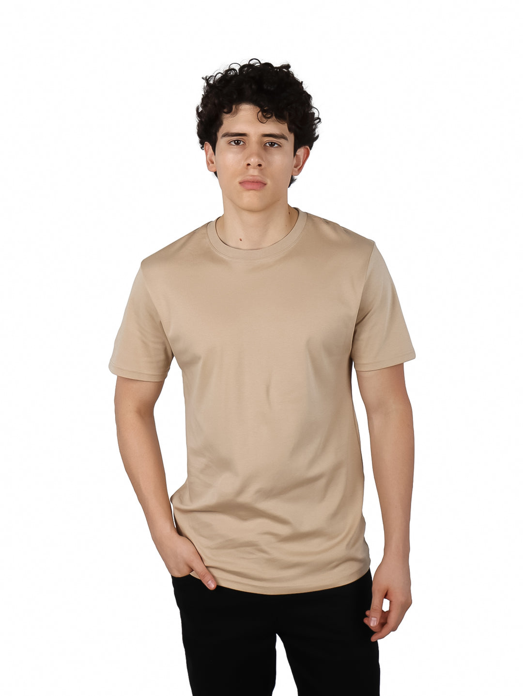 Hombre vistiendo una playera básica de color beige con cuello redondo y manga corta.