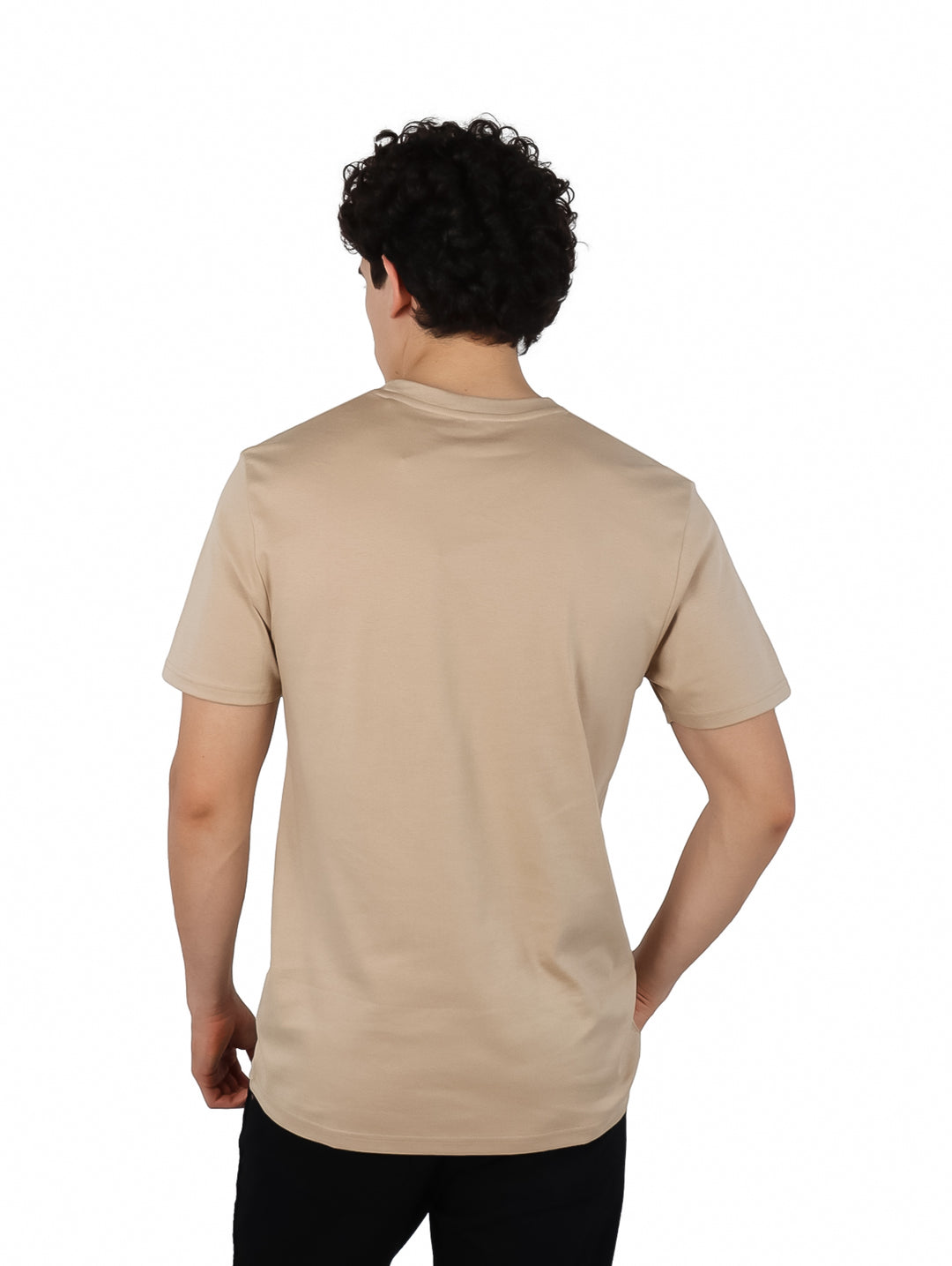 Hombre vistiendo una playera básica de color beige con cuello redondo y manga corta.
