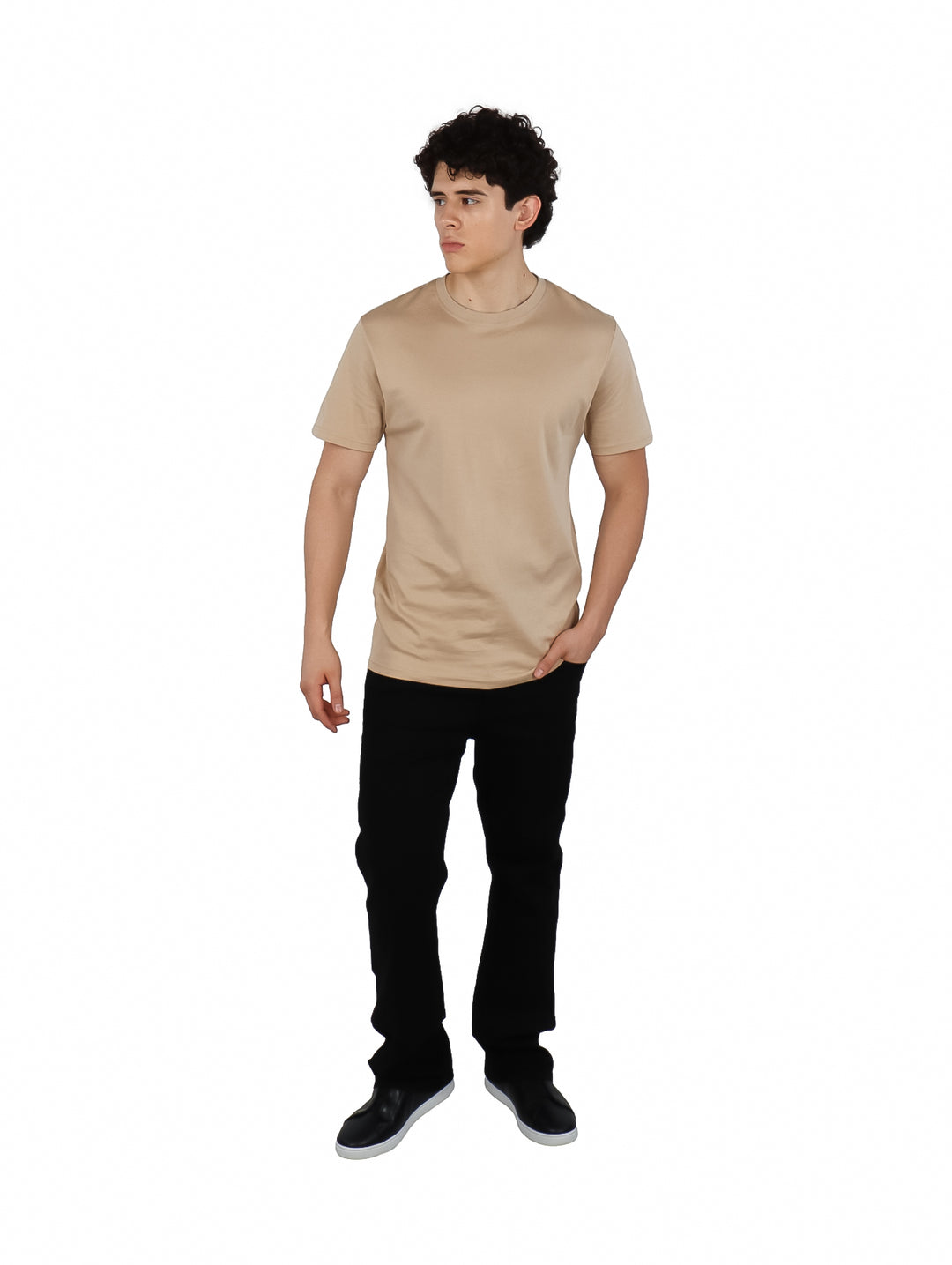 Hombre vistiendo una playera básica de color beige con cuello redondo y manga corta.