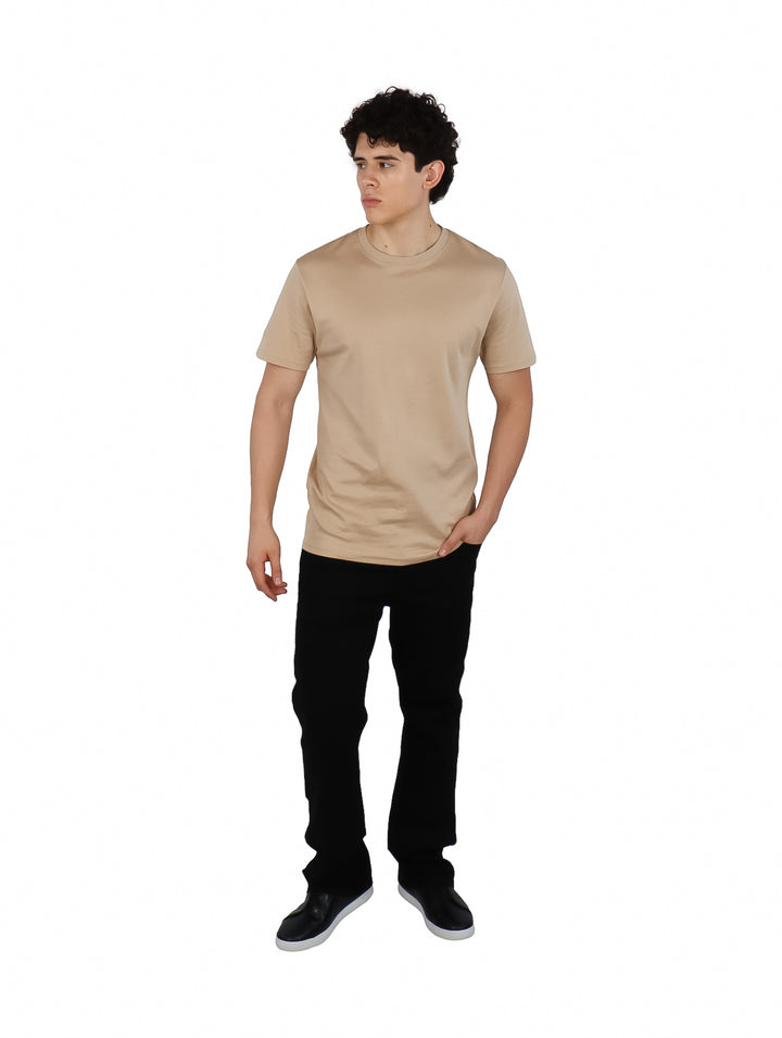 Hombre vistiendo una playera básica de color beige con cuello redondo y manga corta.