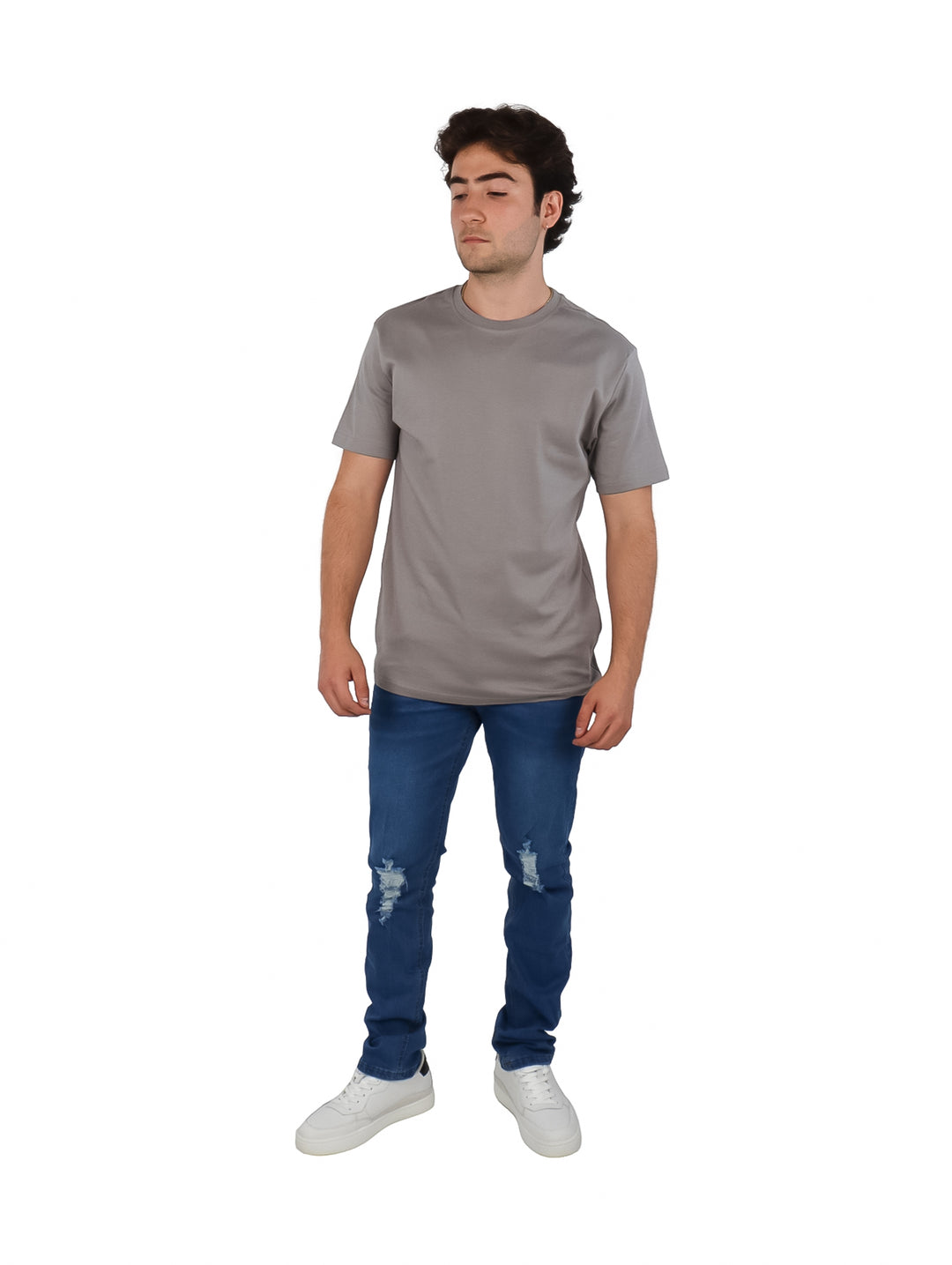 Hombre vistiendo una playera gris de manga corta y cuello redondo.