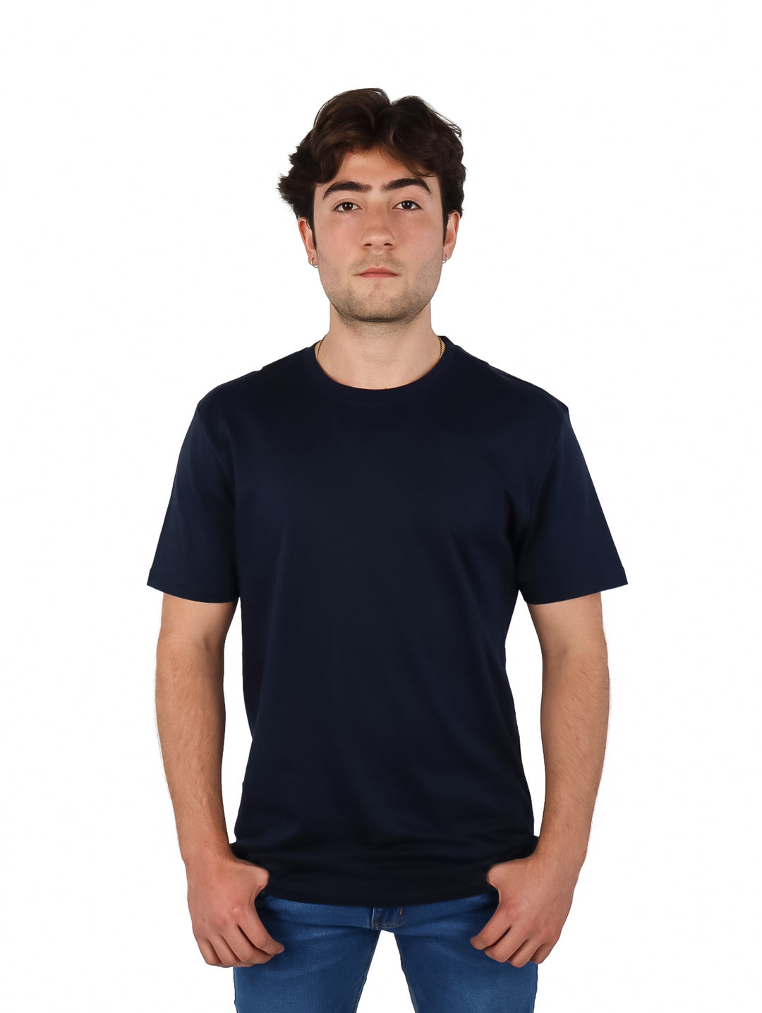 Hombre vistiendo una playera de manga corta color azul marino y pantalones de mezclilla