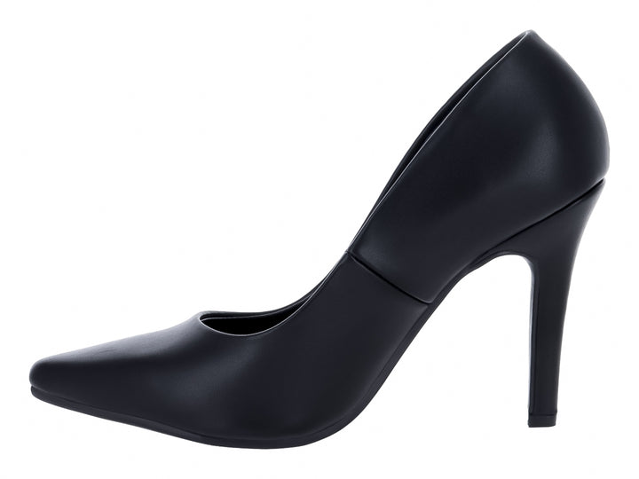 Zapato de tacón alto color negro con acabado mate y punta fina para mujer.