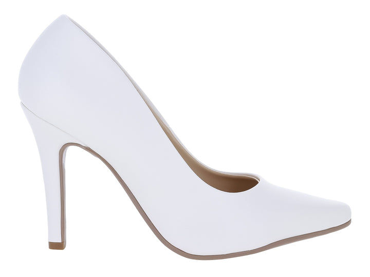Zapato de tacón alto color blanco con punta fina y acabado liso.