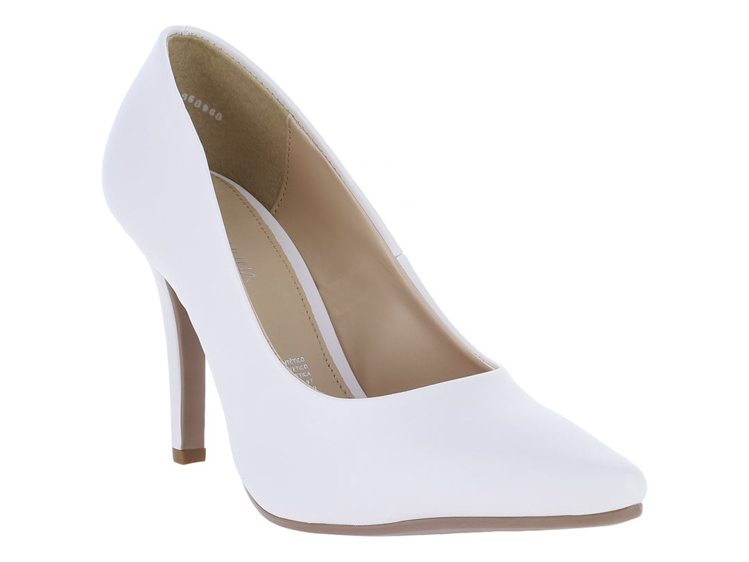 Zapato de tacón alto color blanco con punta fina y acabado liso.