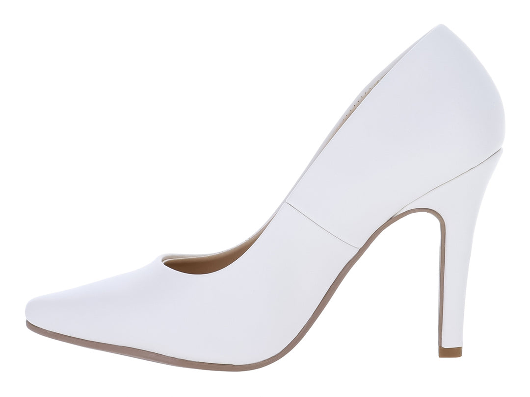 Zapato de tacón alto color blanco con punta fina y acabado liso.