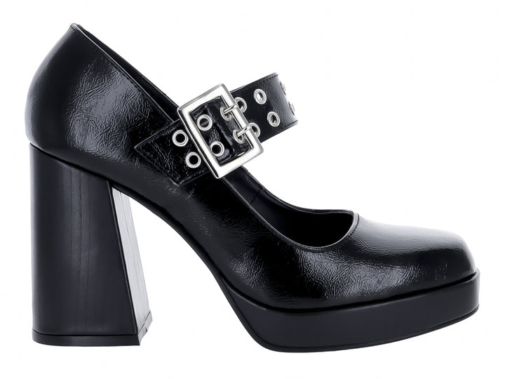 Zapato negro de charol con tacón grueso, plataforma y hebilla plateada.