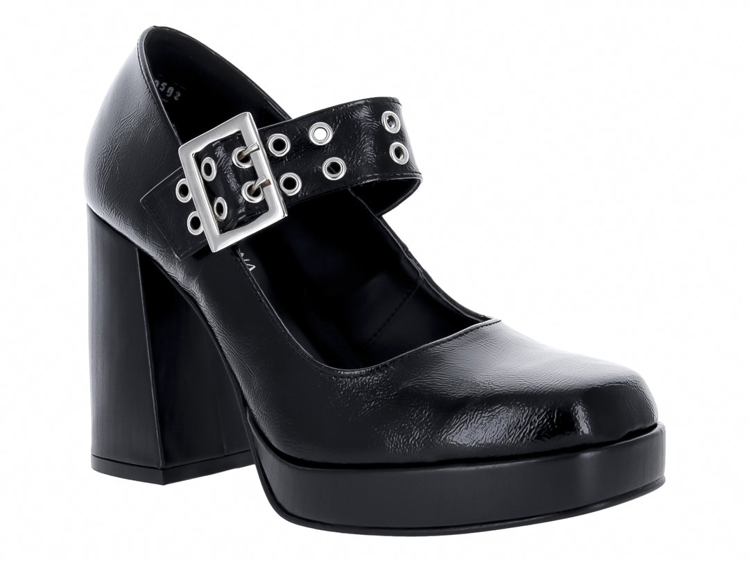 Zapato negro de charol con tacón grueso, plataforma y hebilla plateada.