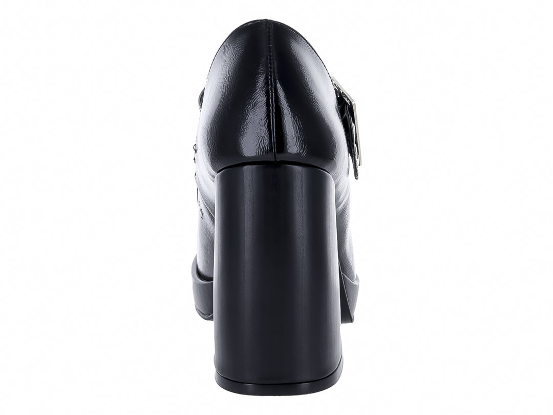 Zapato negro de charol con tacón grueso, plataforma y hebilla plateada.
