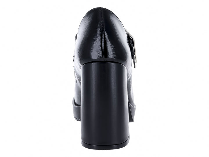 Zapato negro de charol con tacón grueso, plataforma y hebilla plateada.