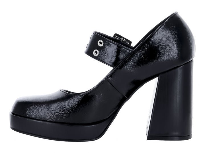 Zapato negro de charol con tacón grueso, plataforma y hebilla plateada.