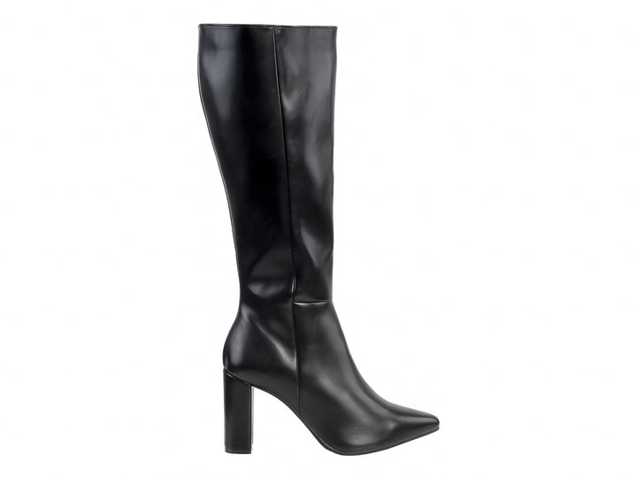 Bota alta de color negro con tacón cuadrado y punta afilada sobre fondo blanco.