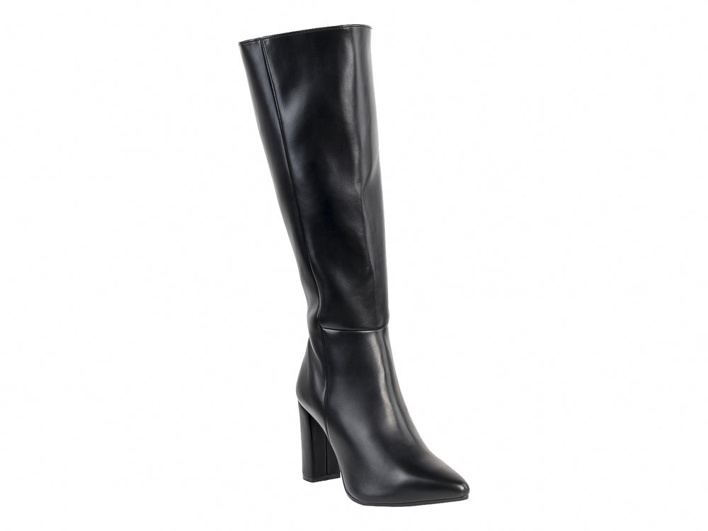 Bota alta de color negro con tacón cuadrado y punta afilada sobre fondo blanco.
