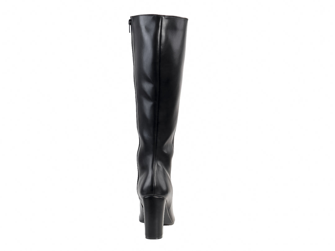 Bota alta de color negro con tacón cuadrado y punta afilada sobre fondo blanco.