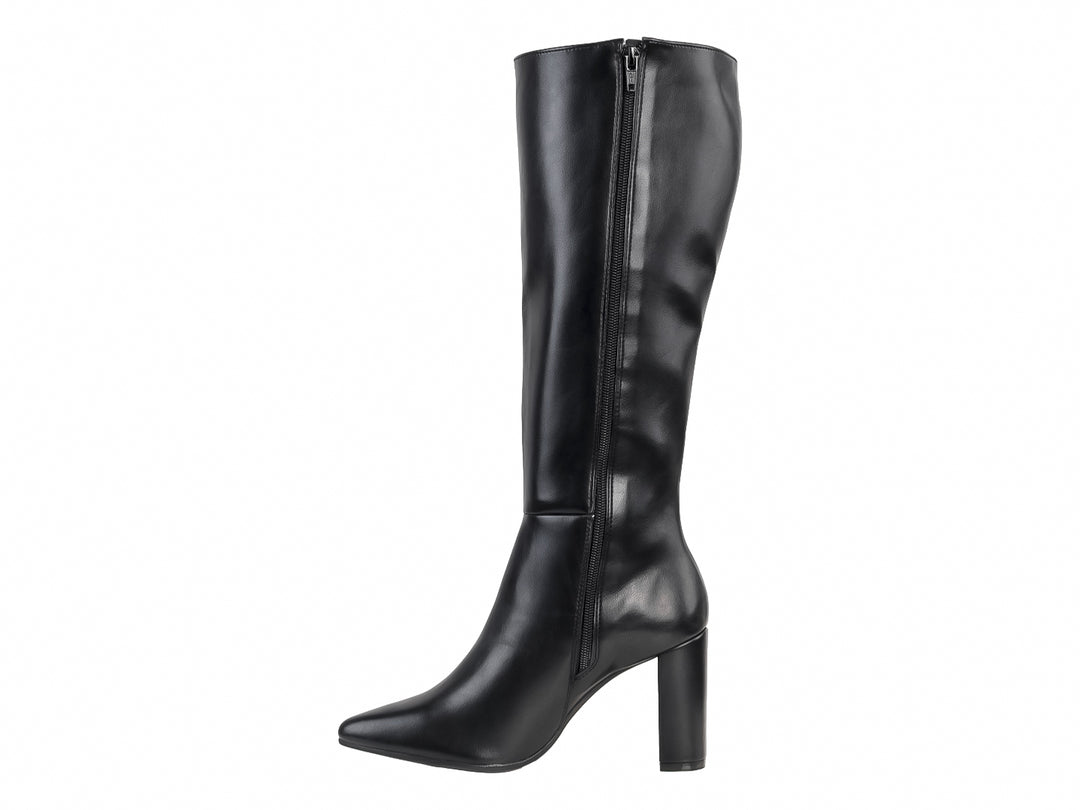 Bota alta de color negro con tacón cuadrado y punta afilada sobre fondo blanco.