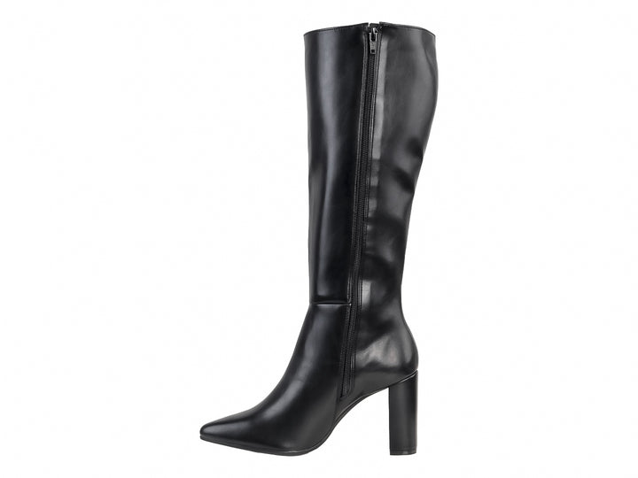 Bota alta de color negro con tacón cuadrado y punta afilada sobre fondo blanco.