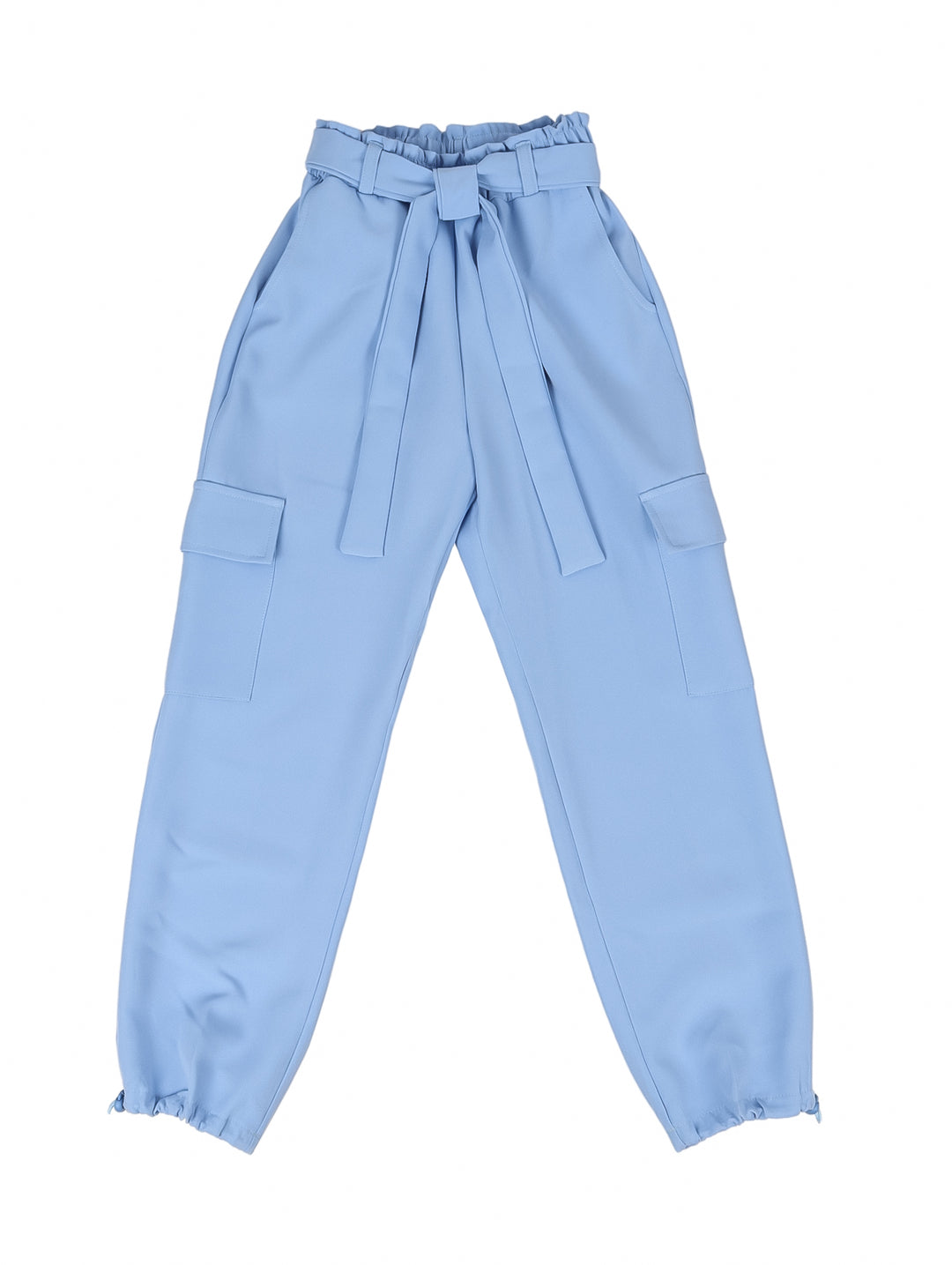 Niña vistiendo un pantalón tipo cargo color azul claro con cinturón de tela y camiseta blanca.
