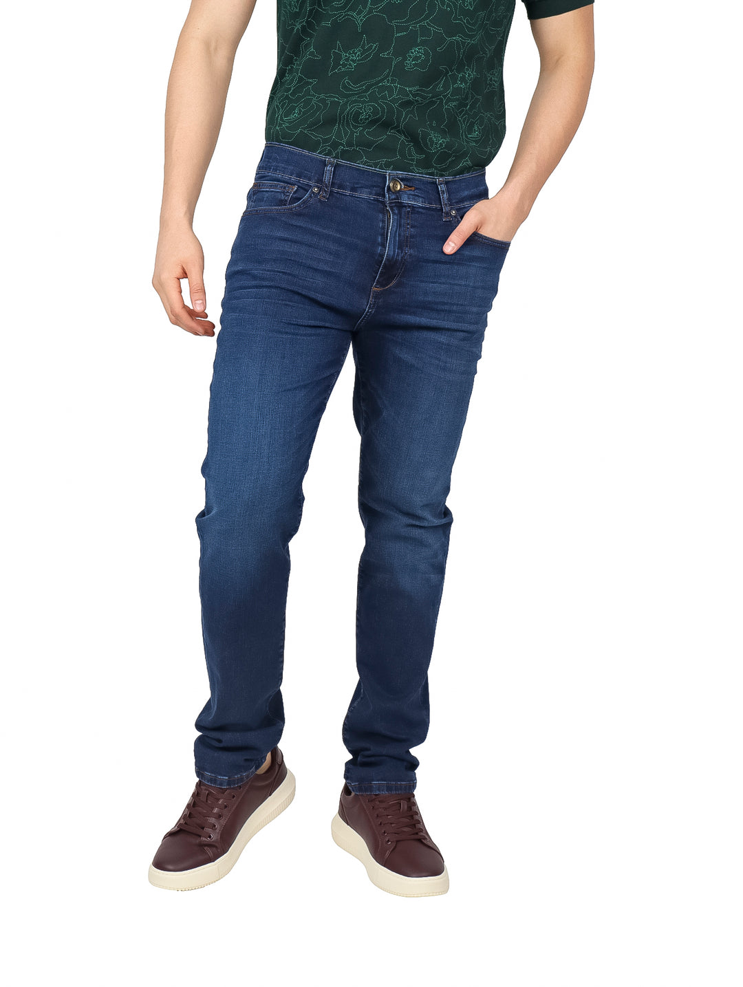 Hombre vistiendo jeans de mezclilla color azul claro con corte ajustado y calzado casual marrón.
