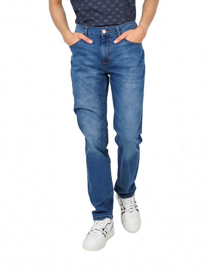 Hombre vistiendo jeans YAKUZA en color azul medio de corte recto y estilo casual.