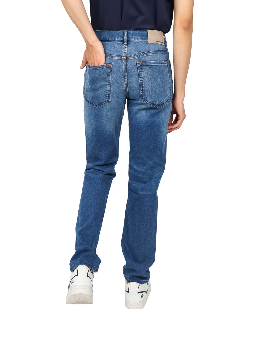 Hombre vistiendo jeans YAKUZA en color azul medio de corte recto y estilo casual.