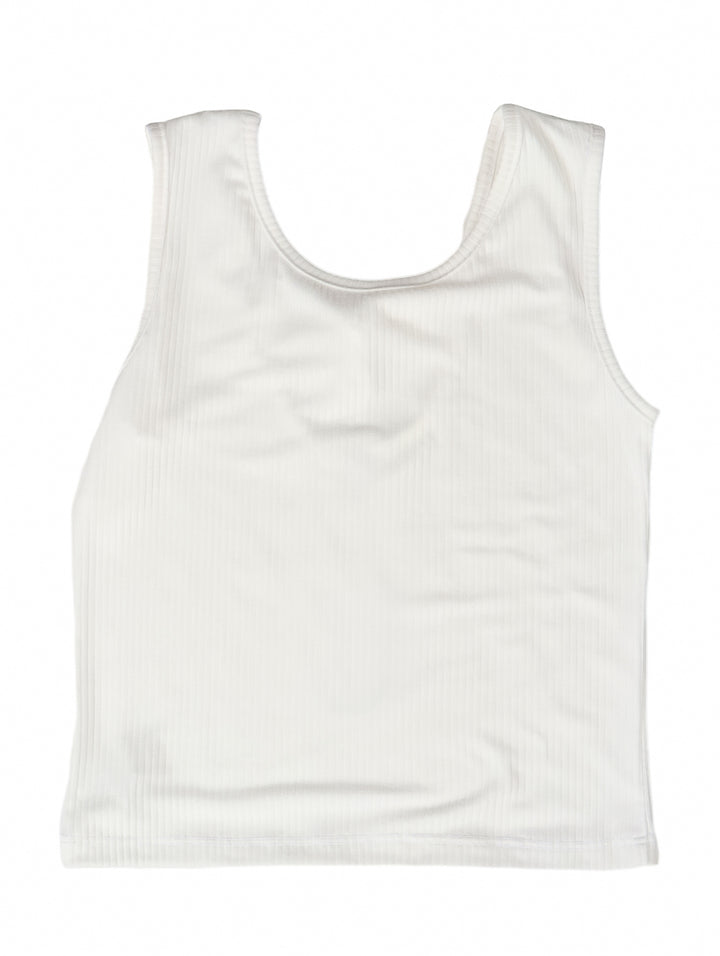 Blusa blanca sin mangas para niña con textura acanalada.