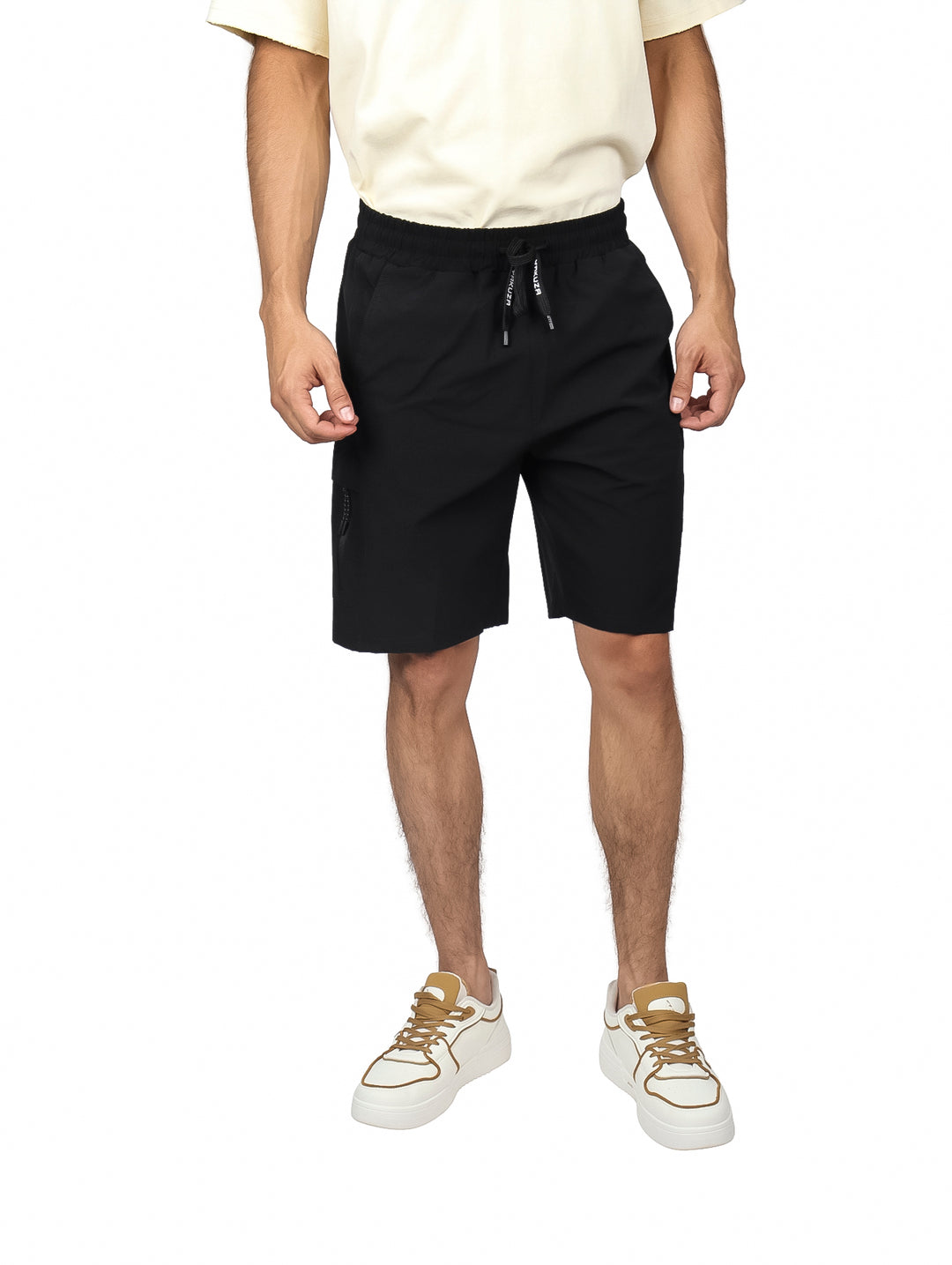 Hombre vistiendo short de surf color negro marca Yakuza con cintura elástica y cordón.
