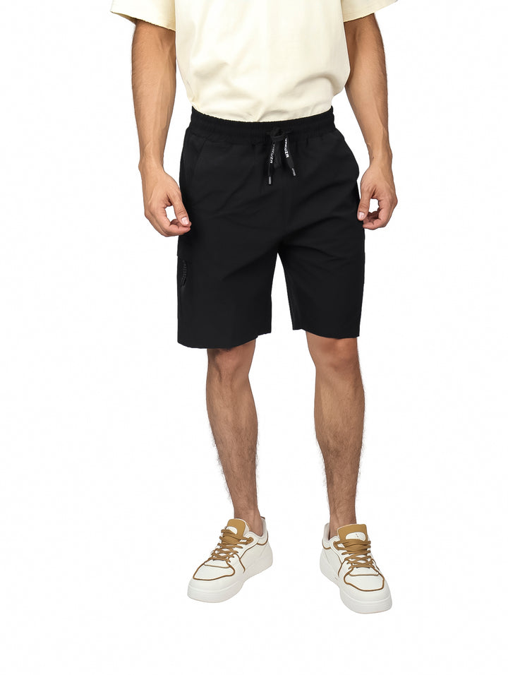 Hombre vistiendo short de surf color negro marca Yakuza con cintura elástica y cordón.