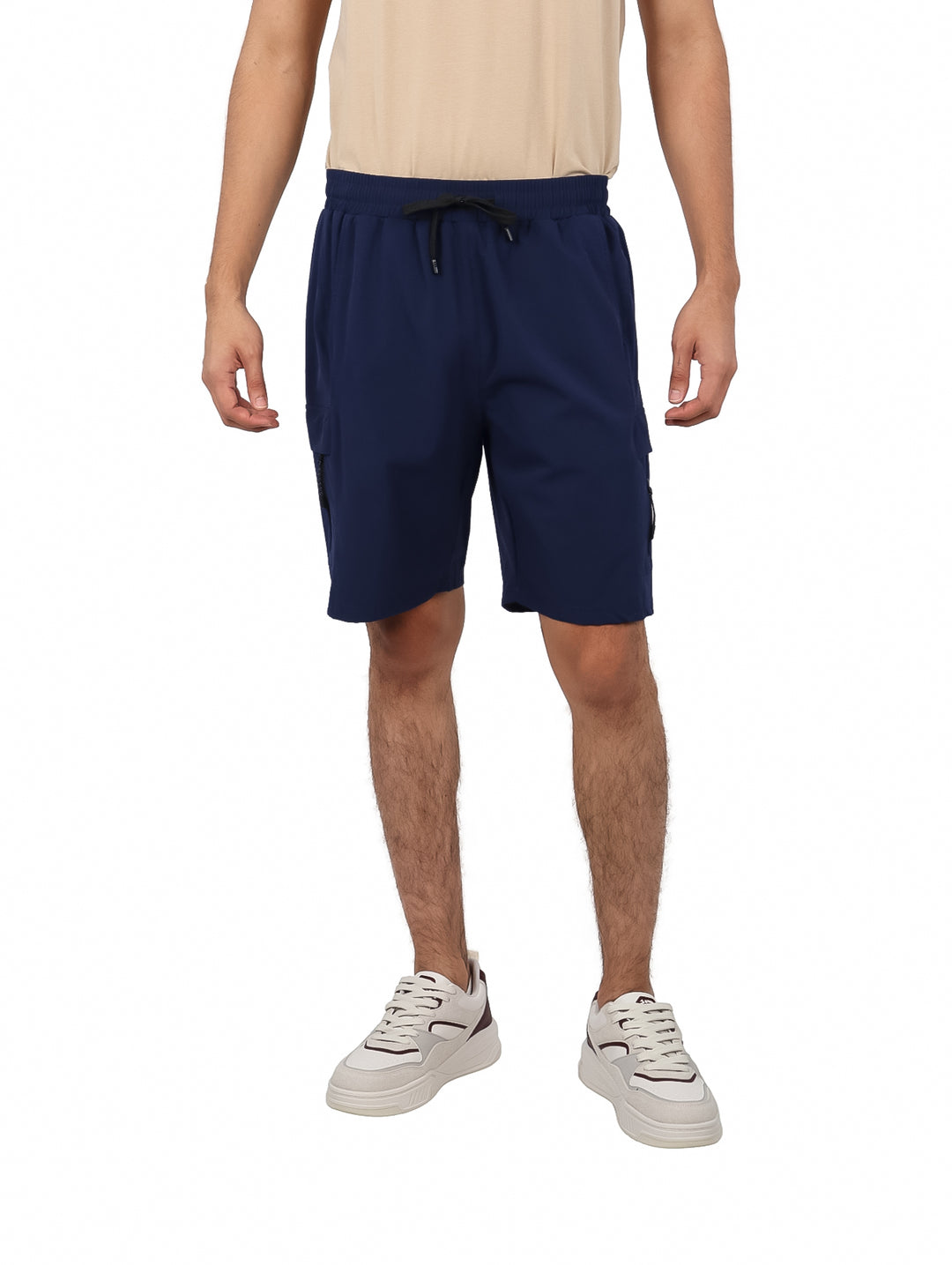 Hombre vistiendo shorts de surf color azul marino con cordón ajustable.