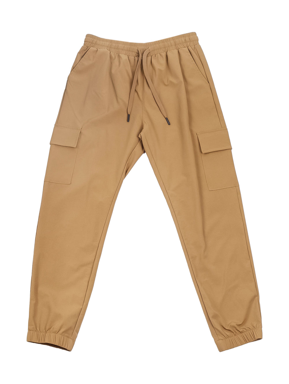 Hombre vistiendo pantalones jogger color beige con cintura ajustable y puños elásticos.