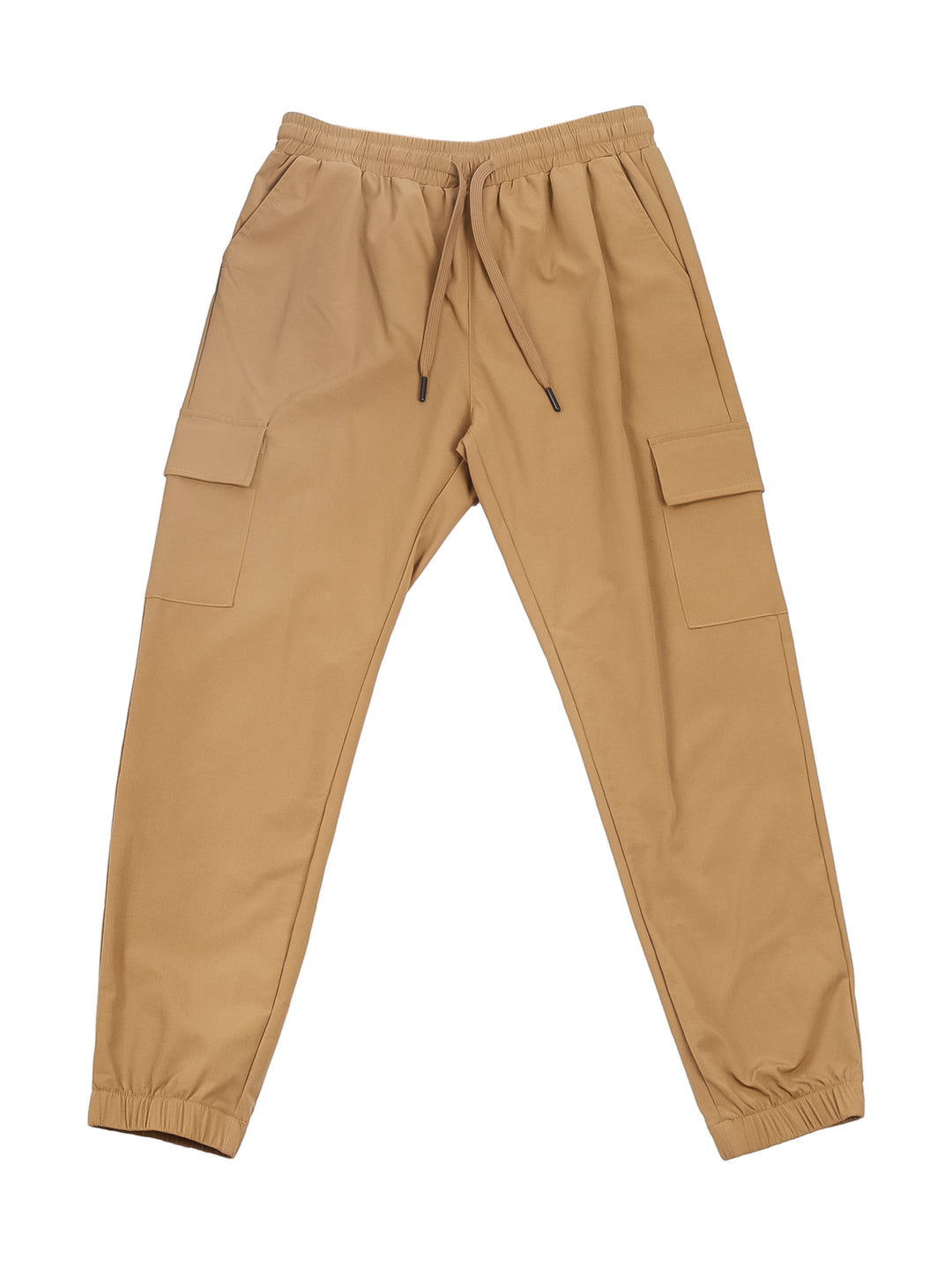 Hombre vistiendo pantalones jogger color beige con cintura ajustable y puños elásticos.