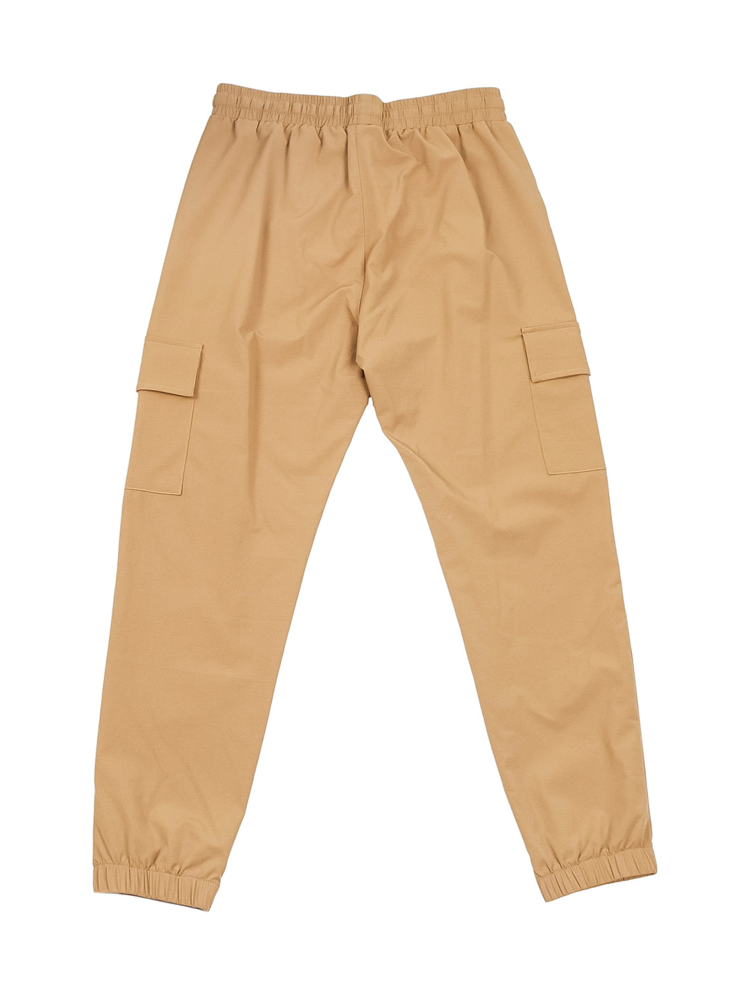 Hombre vistiendo pantalones jogger color beige con cintura ajustable y puños elásticos.