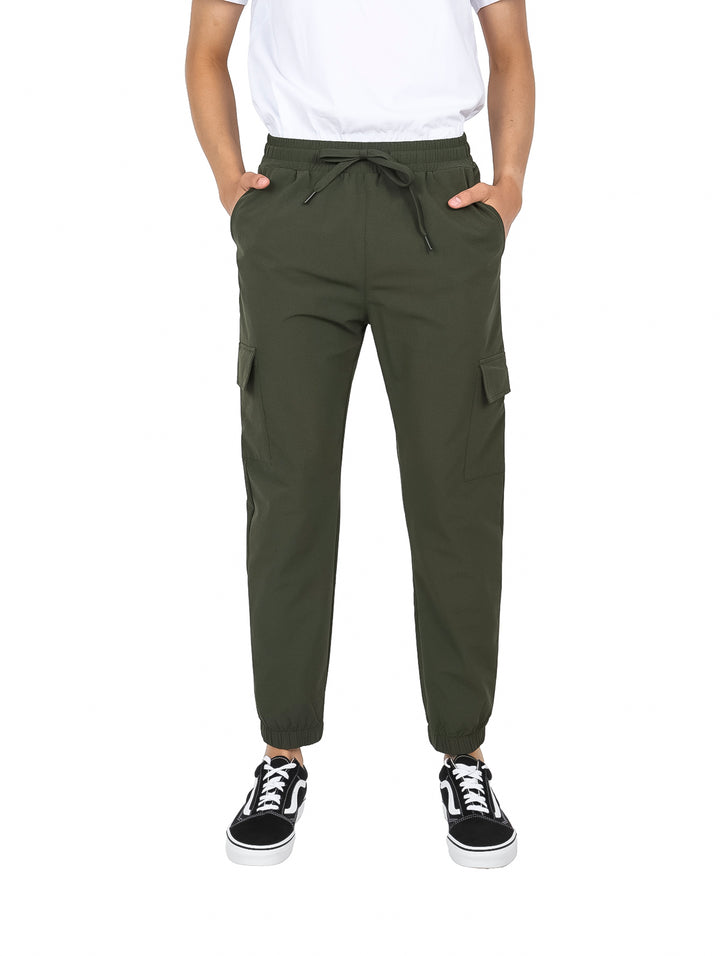 Pantalones jogger color olivo con bolsillos laterales y cintura ajustable con cordón.
