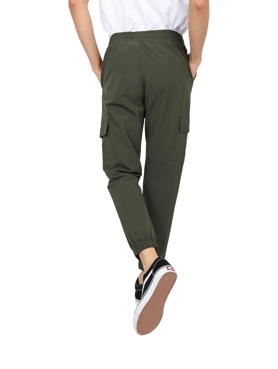 Pantalones jogger color olivo con bolsillos laterales y cintura ajustable con cordón.
