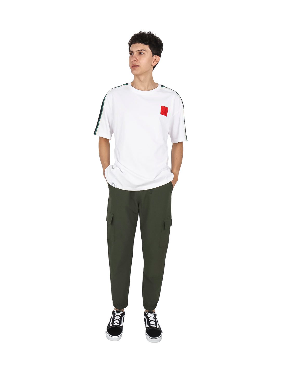 Pantalones jogger color olivo con bolsillos laterales y cintura ajustable con cordón.