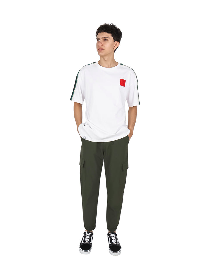 Pantalones jogger color olivo con bolsillos laterales y cintura ajustable con cordón.