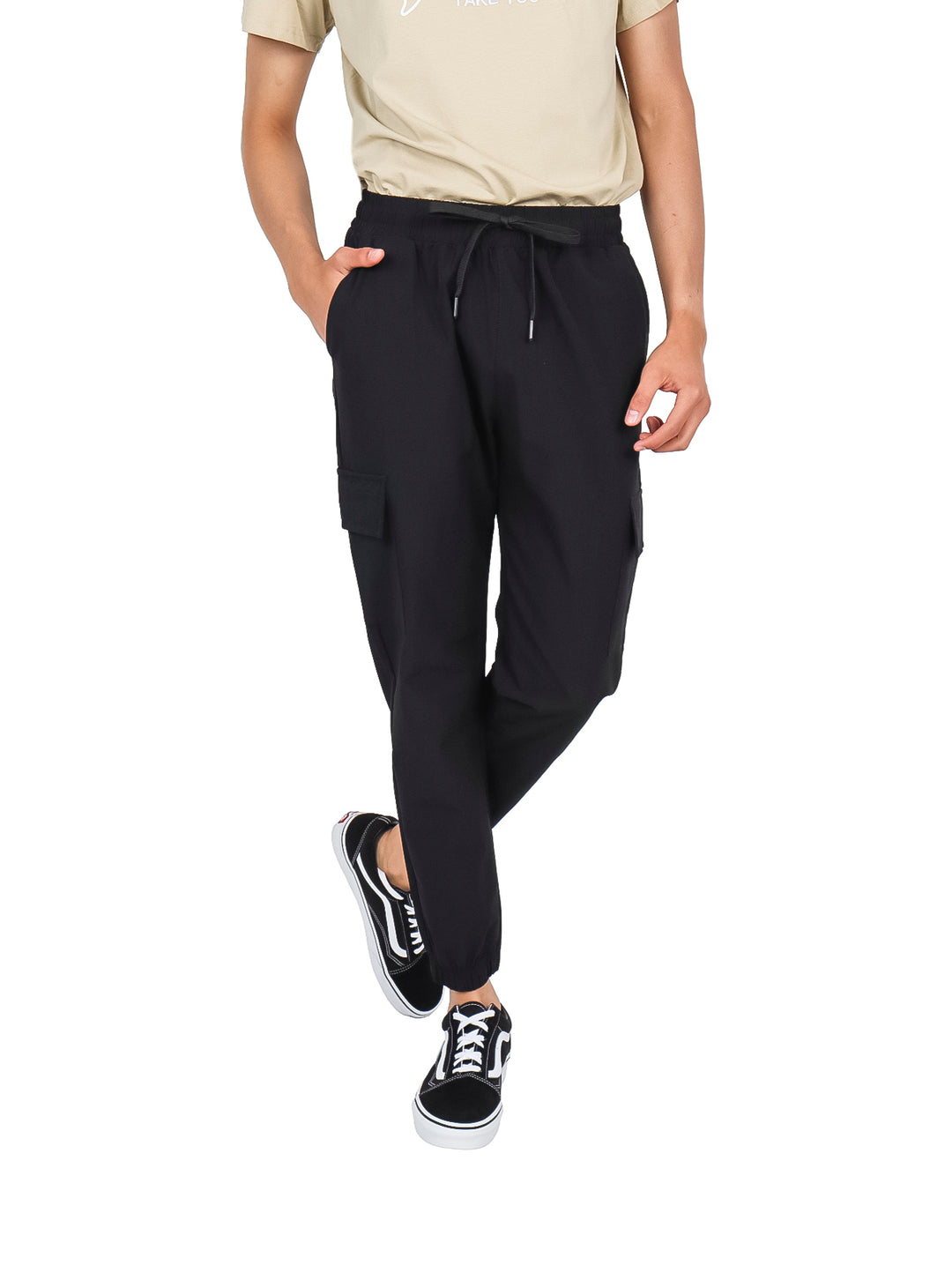 Hombre vistiendo pantalones jogger color negro con bolsillos laterales y cintura ajustable.