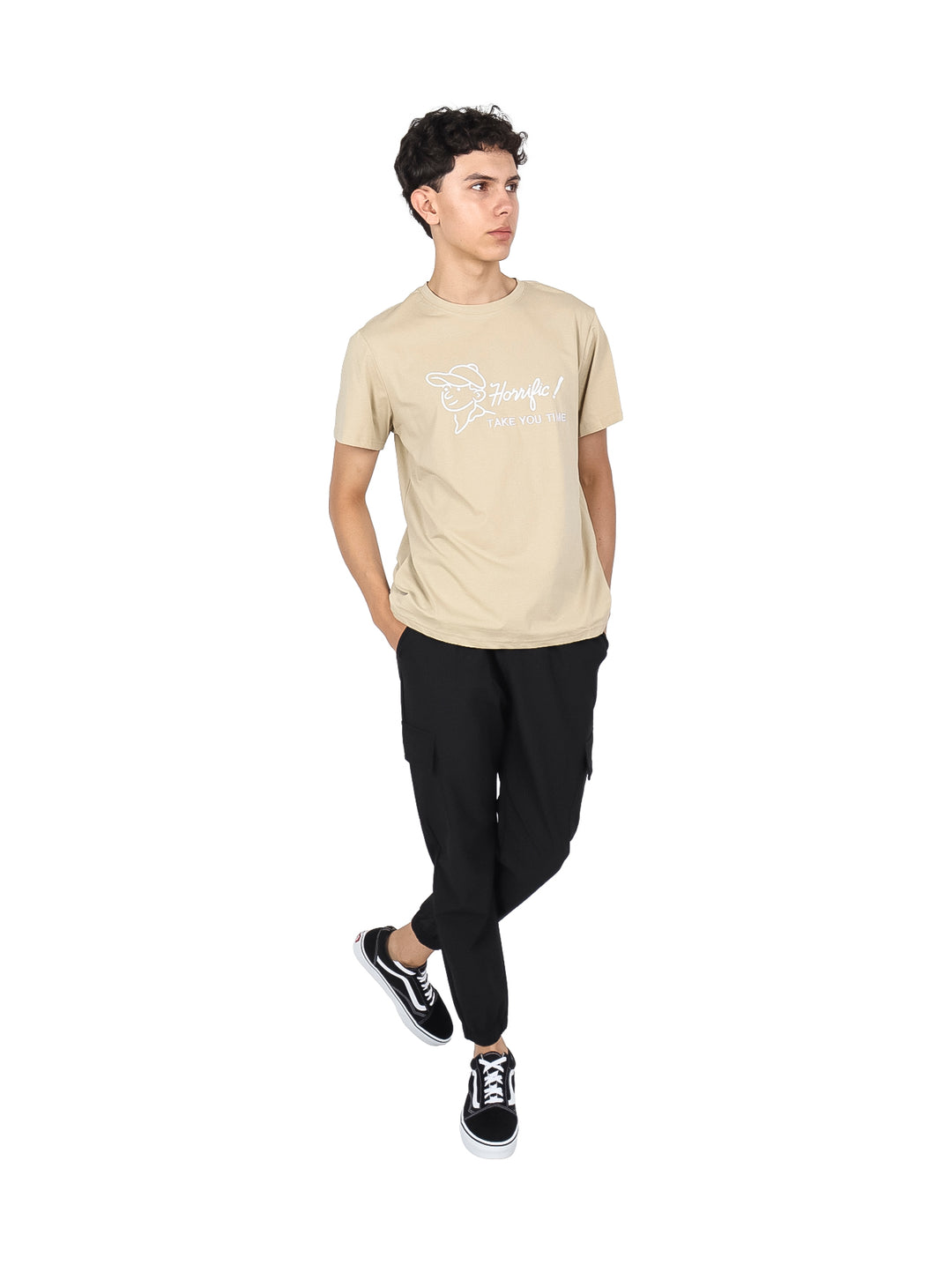 Hombre vistiendo pantalones jogger color negro con bolsillos laterales y cintura ajustable.