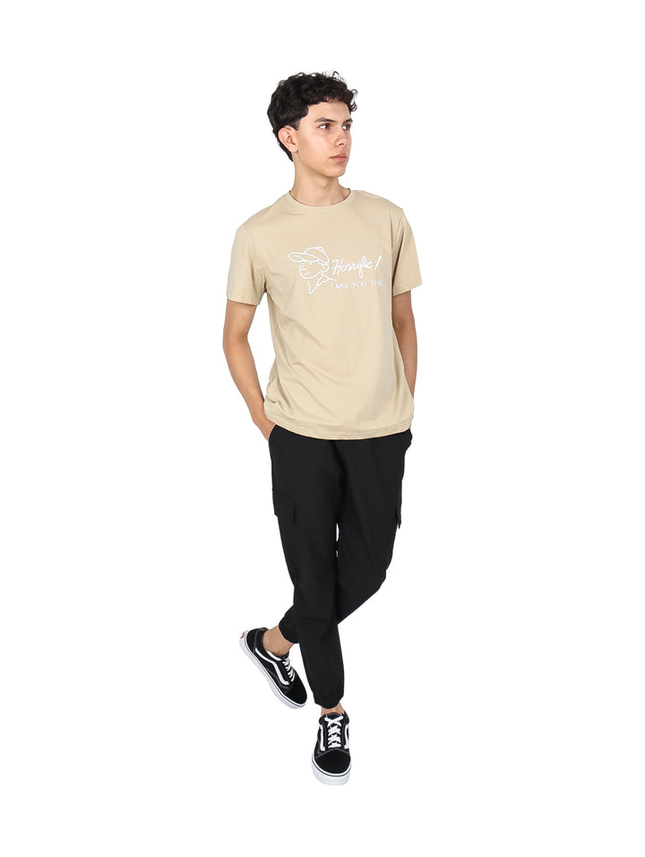 Hombre vistiendo pantalones jogger color negro con bolsillos laterales y cintura ajustable.