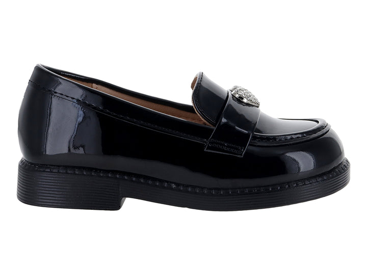 Zapato mocasín negro de charol brillante para niños con detalle metálico en la parte superior.