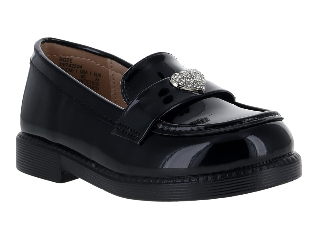 Zapato mocasín negro de charol brillante para niños con detalle metálico en la parte superior.