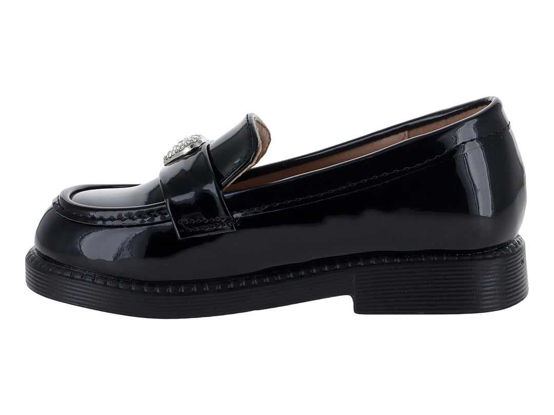 Zapato mocasín negro de charol brillante para niños con detalle metálico en la parte superior.