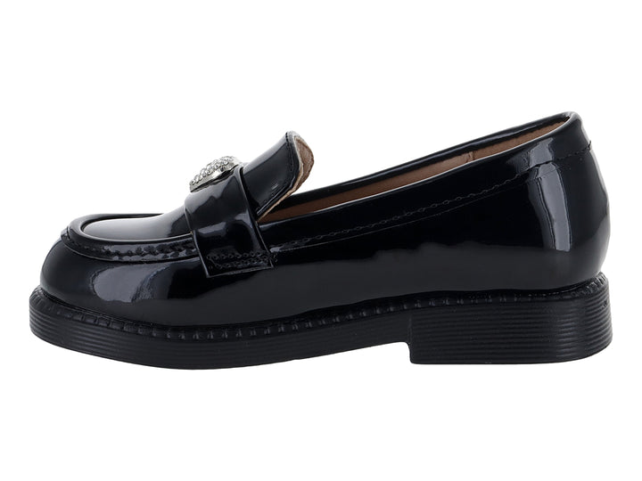 Zapato mocasín negro de charol brillante para niños con detalle metálico en la parte superior.