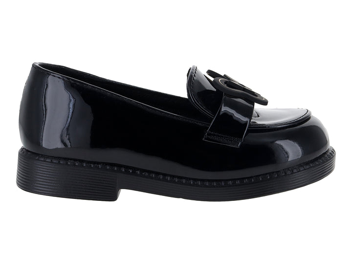 Zapato tipo mocasín para niño en color negro brillante con suela gruesa y detalle decorativo frontal.